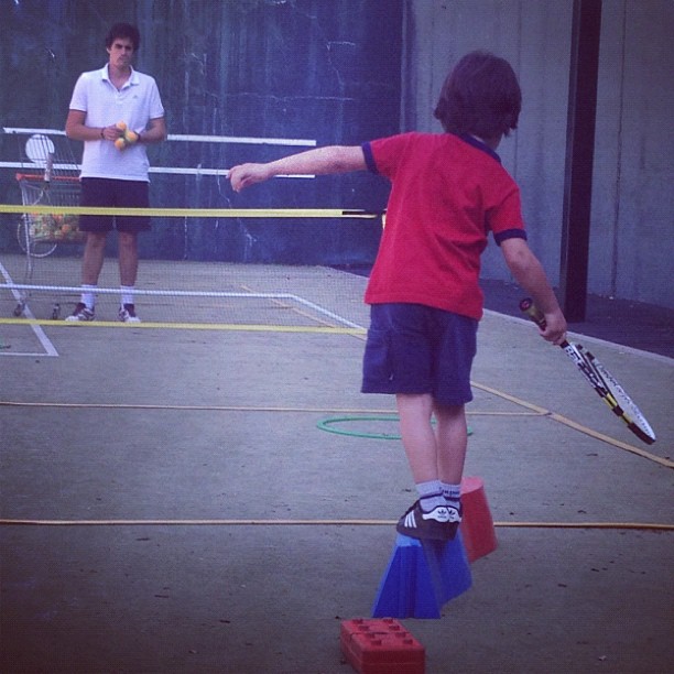 Filho de Kaká e Caroline Celico jogando tênis (Foto: Reprodução/ Instagram)