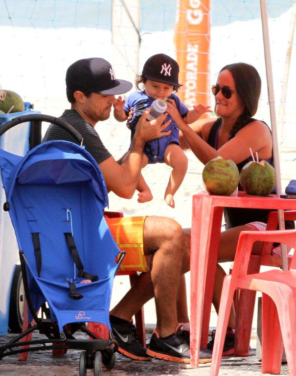 Ricardo Pereira com a esposa e o filho caminhando na orla de praia, no Rio de Janeiro (Foto: Andre Freitas  / Agnews)