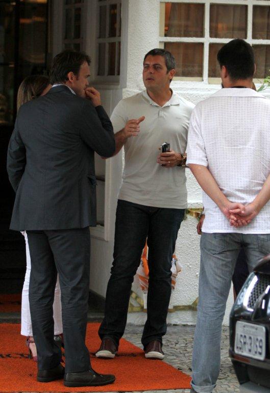 Luigi Baricelli bate papo na saída de restaurante com Petkovic (Foto: André Freitas / AgNews)
