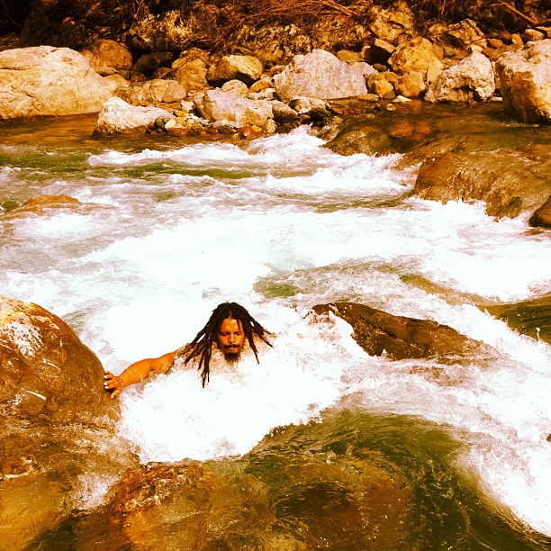 Rohan Marley toma banho de cachoeira (Foto: Twitter/Reprodução)