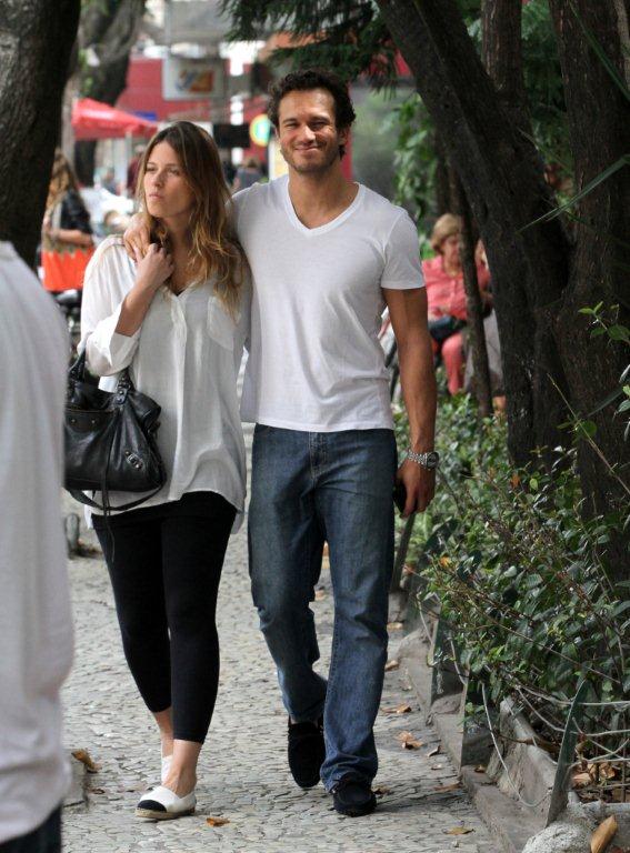 Paulo Rocha passeia com a namorada no Leblon (Foto: André Freitas / AgNews)