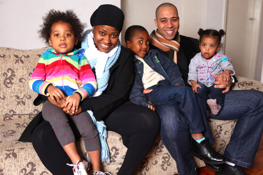 Vanessa Jackson posa com os três filhos - Lara, 3, Rodrigo, 5, e Lorena, 1 - e o marido, Lúcio