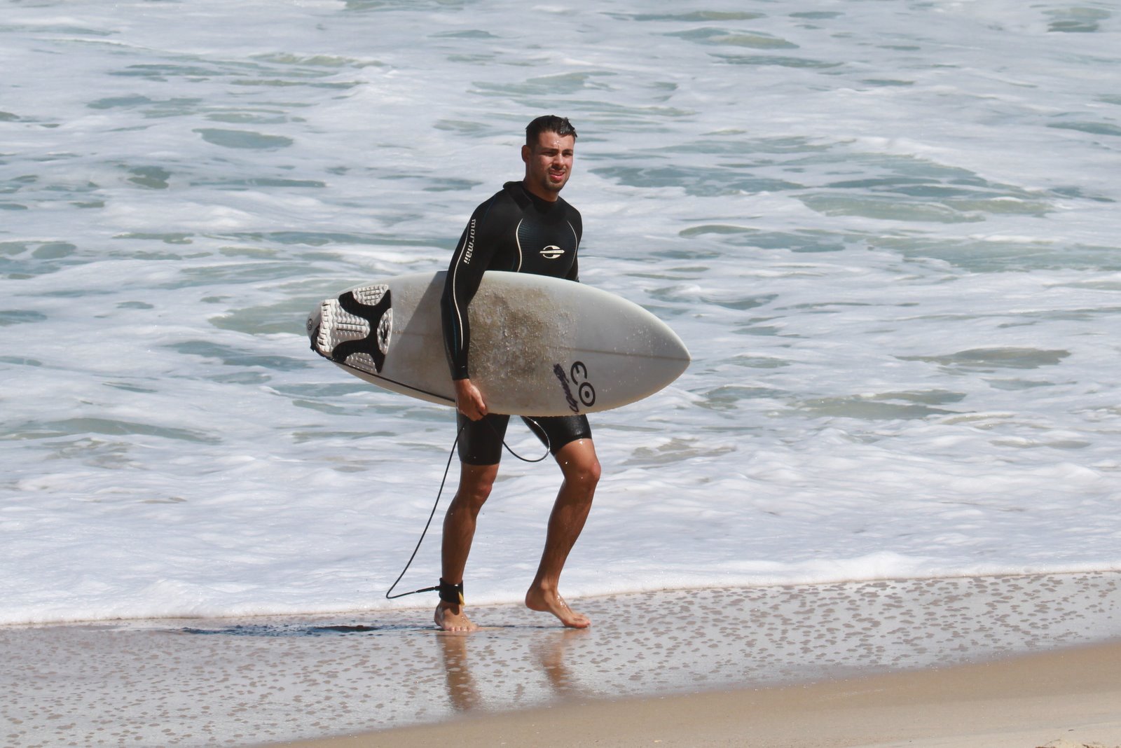 O galã Cauã Reymond aproveitou a maioria das folgas para se dedicar ao seu hobby preferido: o surfe