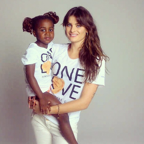 Isabeli Fontana em foto de campanha beneficente (Foto: Reprodução/Instagram)