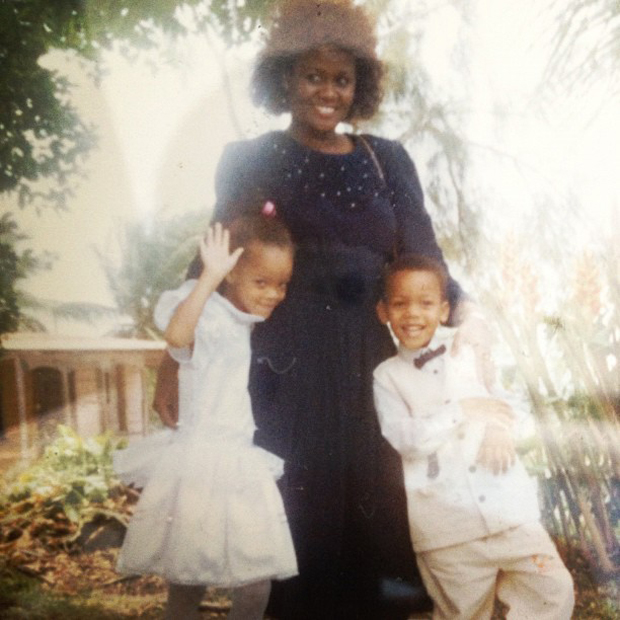 Rihanna e família na infância (Foto: Instagram / Reprodução)