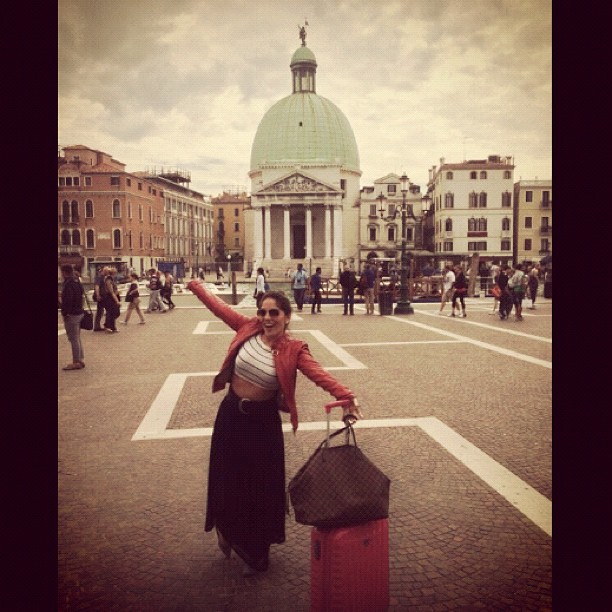 Ex-BBB Anamara posa na Praça de San Marco, em Veneza (Foto: Twitter/Reprodução)