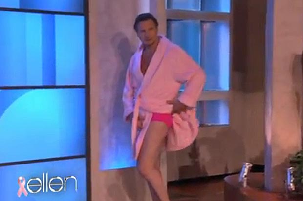 Liam Neeson fica nu para apoiar campanha no programa de Ellen Degeneres (Foto: Reprodução)