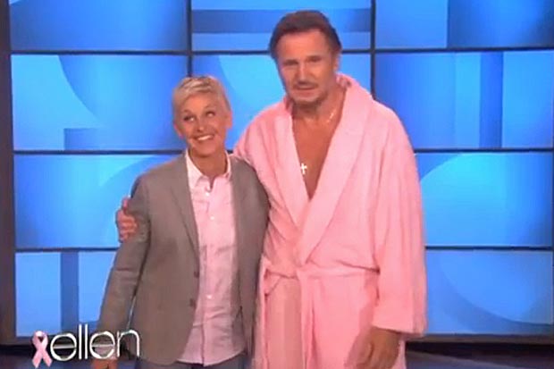 Liam Neeson fica nu para apoiar campanha no programa de Ellen Degeneres (Foto: Reprodução)