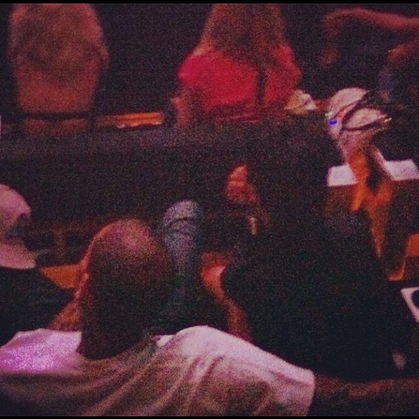 Chris Brown e Rihanna em show de Jay-Z em Nova York, nos Estados Unidos (Foto: Twitter/ Reprodução)