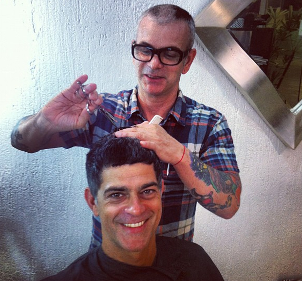 Eduardo Moscovis cortando o cabelo (Foto: Instagram / Reprodução)