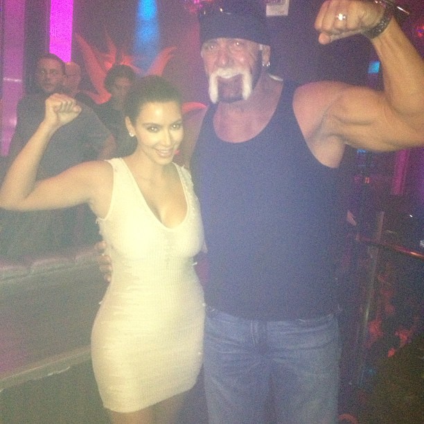 Kim Kardashian e o ex-lutador Hulk Hogan em boate nos EUA (Foto: Instagram/ Reprodução)