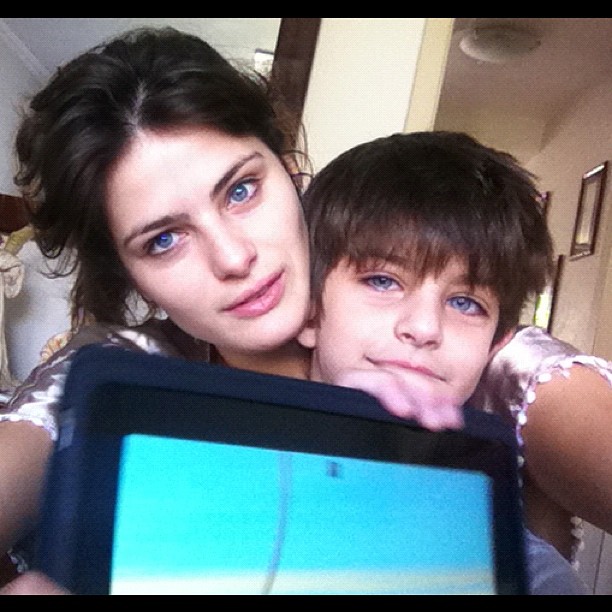 Isabeli Fontana posta foto ao lado do filho caçula, Lucas (Foto: Reprodução/Instagram)