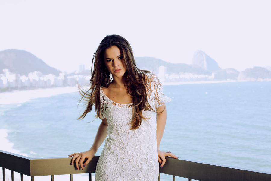 Bruna Marquezine provou que se transformou num mulherão em ensaio sofisticado para o site EGO, na luxuosa suíte Imperial do Hotel Sofitel, em Copacabana, na Zona Sul do Rio