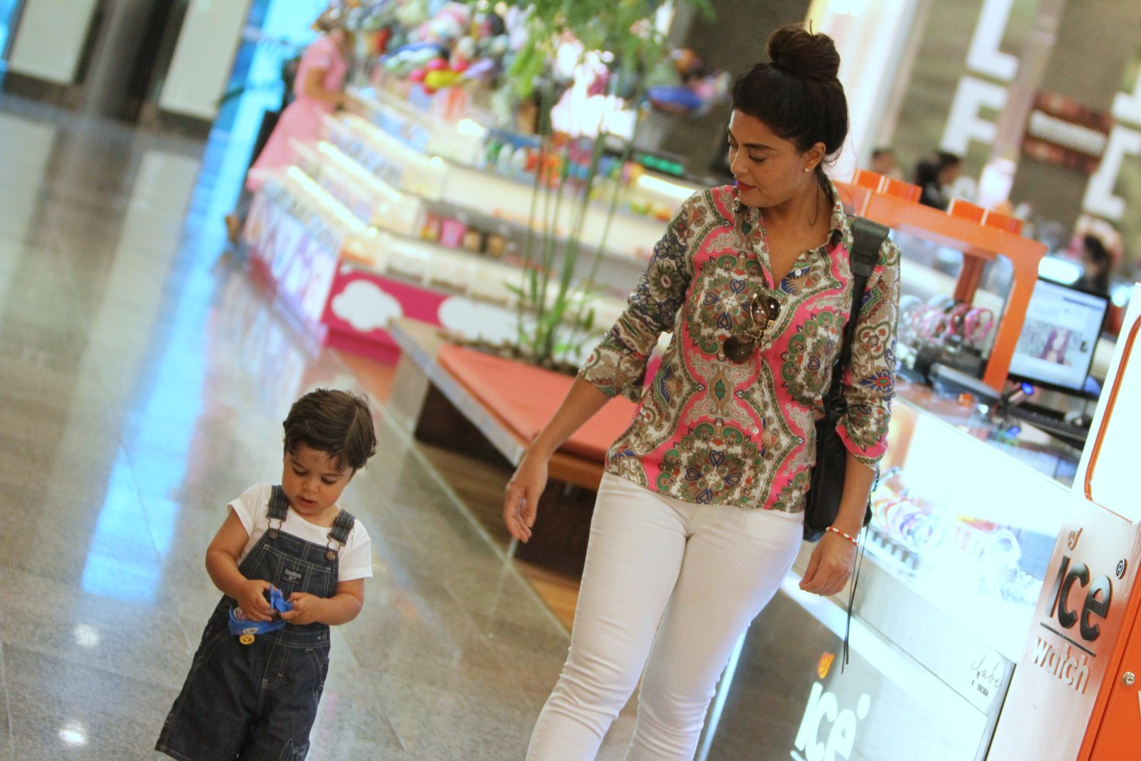 Juliana Paes passeou com o filho, Pedro, em um shopping na Barra da Tijuca, Zona Oeste do Rio, nesta segunda-feira, 8