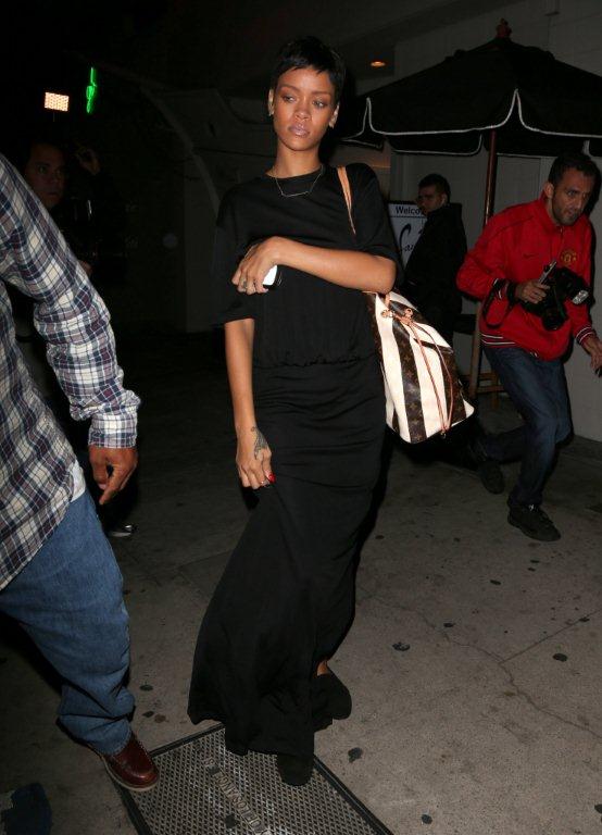 Rihanna deixa restaurante em Santa Monica, Los Angeles, no Estados Unidos (Foto: André Freitas/ Ag. News)