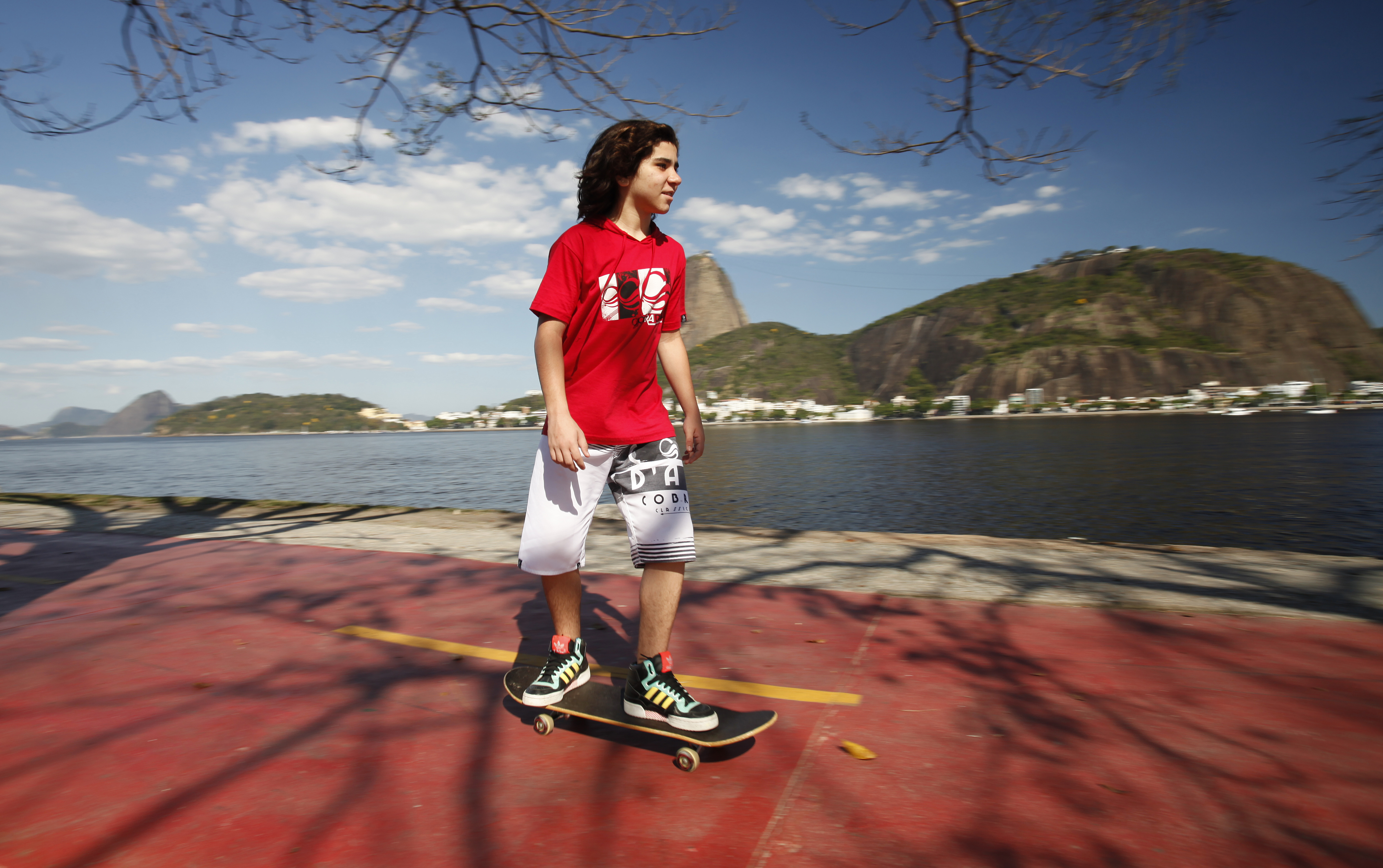 Uma das grandes diversões de João Fernandes, o Picolé de 'Avenida Brasil', é andar de skate.