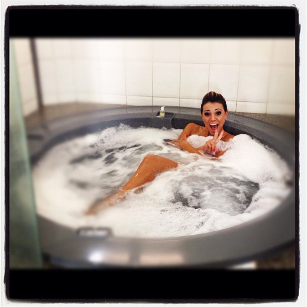 A Ex-BBB Fabiana Teixeira posta foto na banheira (Foto: Instagram / Reprodução)
