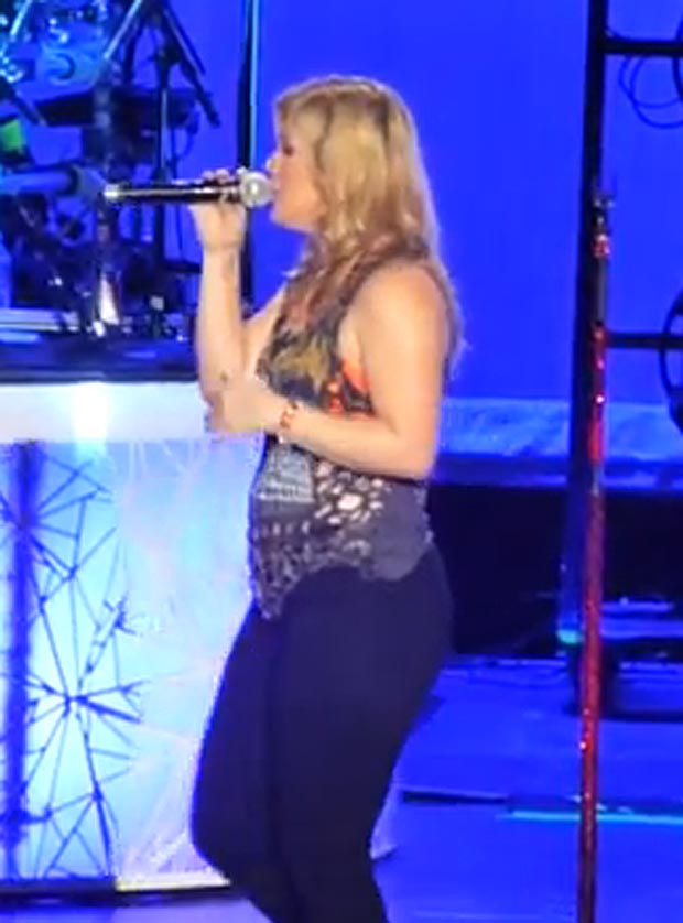 Kelly Clarkson faz show em Dublin e mostra estar acima do peso (Foto: Reprodução)