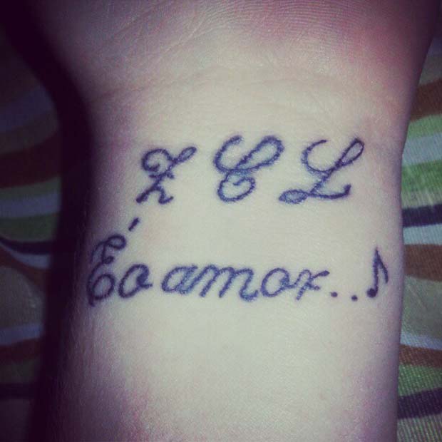A ex-BBB Paulinha faz tatuagem no pulso em homenagem a Zezé Di Camargo e Luciano (Foto: Instagram / Reprodução)