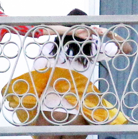 Kourtney Kardashian mostra demais em varanda de hotel em Miami, nos EUA (Foto: X17/ Agência)