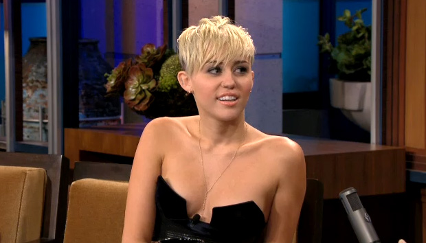 Miley Cyrus no programa de Jay Leno (Foto: Reprodução)