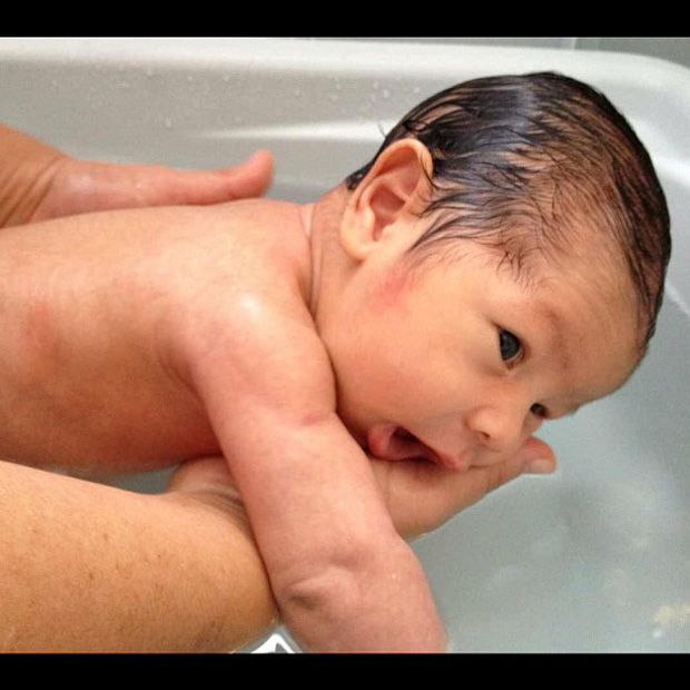 Dentinho posta foto do filho tomando banho (Foto: Instagram / Reprodução)