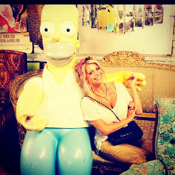 Karina Bacchi ao lado de boneco de Homer Simpson (Foto: Reprodução/Instagram)