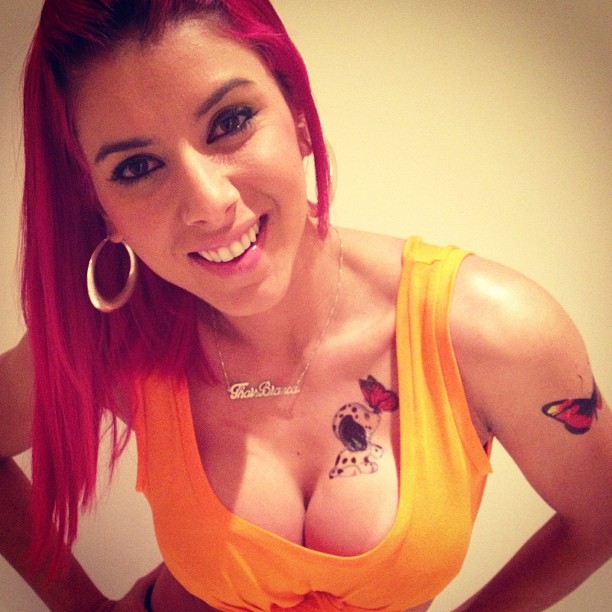 Panicat Thais Bianca exibe tatuagens falsas (Foto: Instagram/ Reprodução)