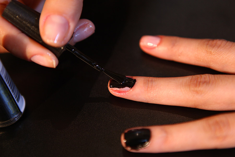 Depois de preparar as unhas com a base, passe um esmalte preto fosco