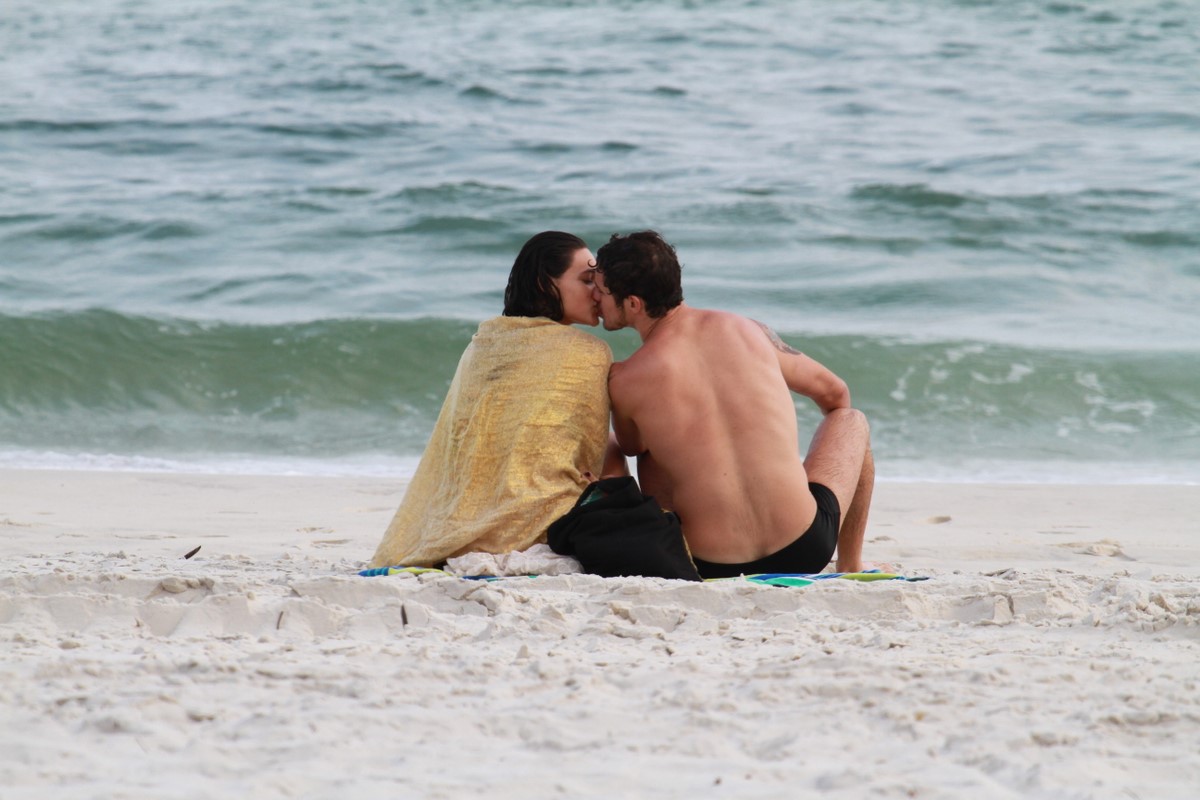 Após negarem o namoro durante muito tempo, José Loreto e Débora Nascimento protagonizaram cenas de romance, em uma praia carioca, uma semana após assumirem que estavam juntos