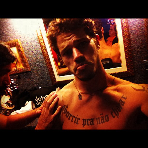 José Loreto faz tatuagem de Darkson pela última vez (Foto: Reprodução/Instagram)