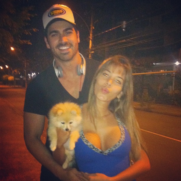 Ex-BBBs Rodrigão e Adriana com seu cachorrinho de estimação (Foto: Instagram/ Reprodução)
