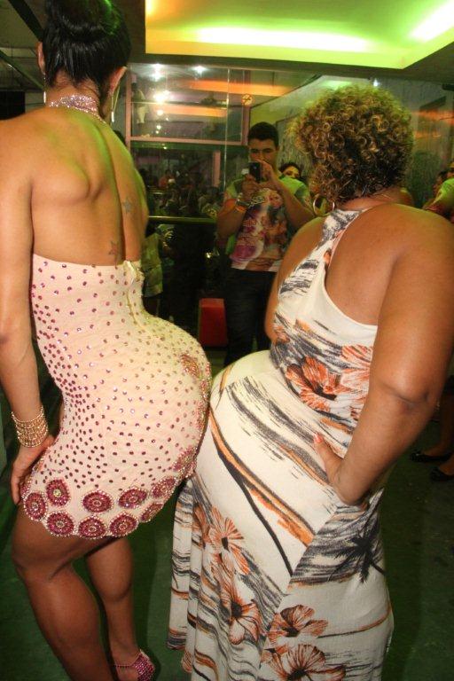 Gracyanne Barbosa mede bumbum com mulher na quadra da Mangueira (Foto: Onofre Veras/Ag News)