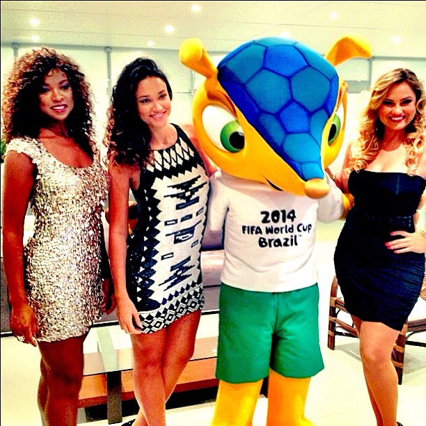 Cris Vianna, Débora Nascimento e Ellen Roche posam com o mascote da Copa de 2014 em evento (Foto: Instagram/ Reprodução)