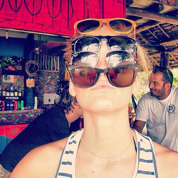 Bar Refaeli brinca e tira foto com vários óculos de sol no rosto (Foto: Instagram)