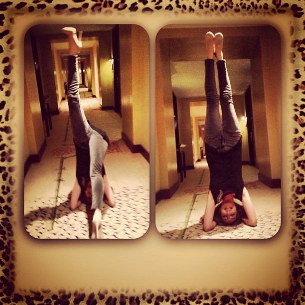 Thalia faz ioga no corredor de hotel (Foto: Instagram)