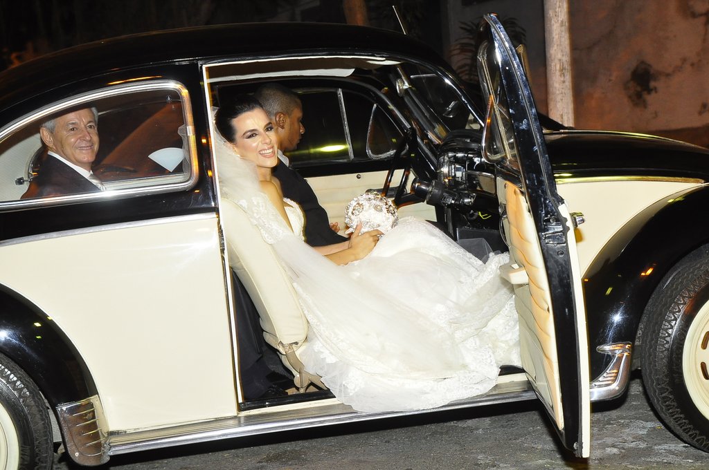 A noiva usou o vestido do estilista espanhol Emanuel Mota