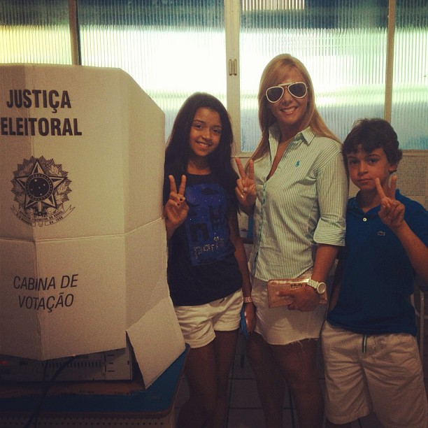 Carla Perez leva os filhos para votar (Foto: Reprodução/ Instagram)