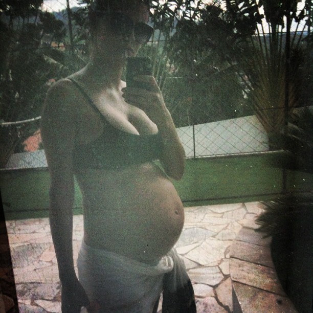 Carol Francischini mostra barrigão de grávida no Instagram (Foto: Reprodução/Instagram)
