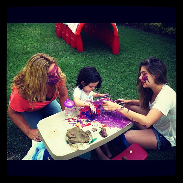 Tania Mara posta foto da filha brincando com tinta (Foto: Instagram / Reprodução)