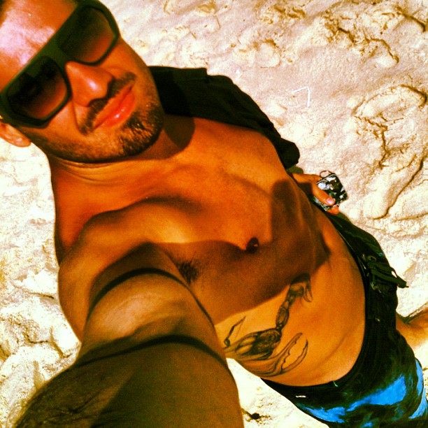 Ex-BBB Yuri exibe barriga sarada em dia de praia no Rio (Foto: Instagram / Reprodução)