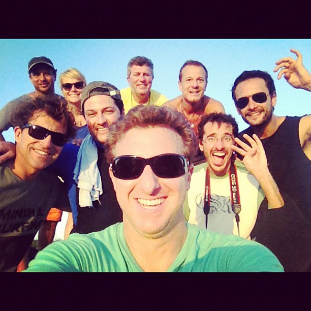 Luciano Huck com Marcello Novaes, Marcelo Serrado, Rodrigo Santoro e a equipe do ‘Caldeirão do Huck’ no Amapá. (Foto: Instagram/ Reprodução)