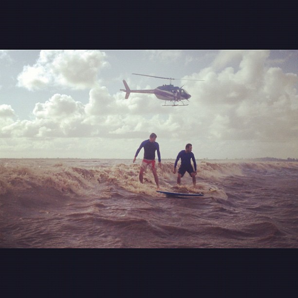 Marcelo Serrado e Rodrigo Santoro surfam no Rio Araguari, no Amapá (Foto: Instagram/ Reprodução)