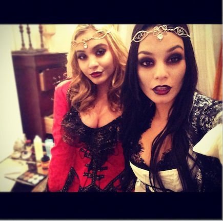 Vanessa Hudgens e 'Stella' vestidas para Halloween (Foto: Reprodução / vanessahudgensofficial.com)
