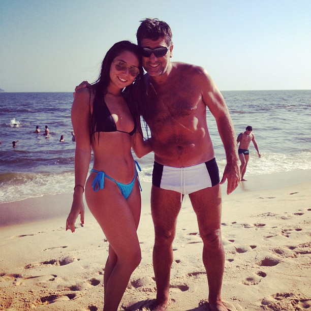 Carol Portaluppi na praia com o pai Renato Gaúcho (Foto: Instagram / Reprodução)