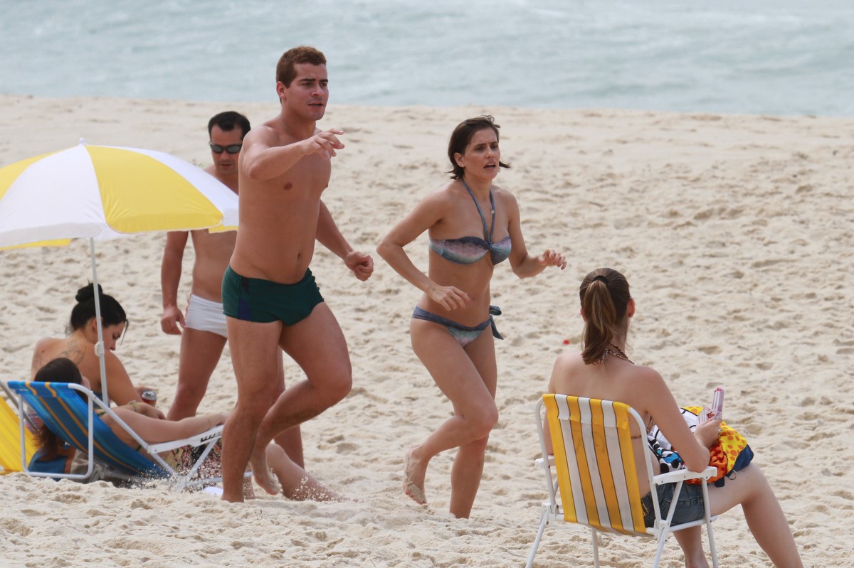 Deborah Secco e Thiago Martins correm nas areias da praia da Macumba, no Rio, durante gravações do seriado 'Louco por Elas'