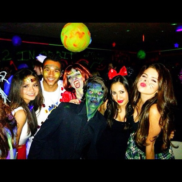 Selena Gomez se veste de gatinha em festa de Halloween (Foto: Instagram)