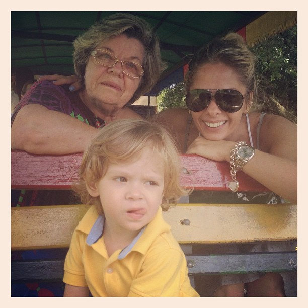 Adriane Galisteu, o filho, Vittorio, e a mãe dela, Emma, brincam em trenzinho (Foto: Reprodução/Instagram)