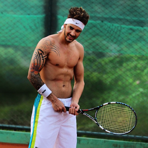 Gusttavo Lima joga tênis (Foto: Instagram/ Reprodução)
