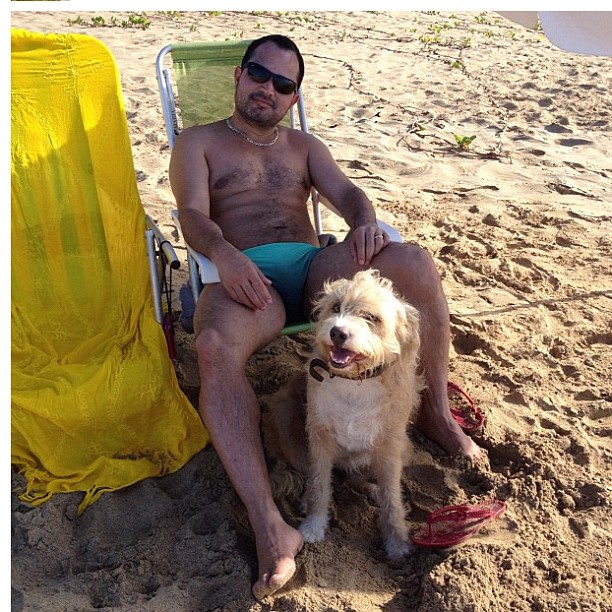 Luciano posa de sunguinah na praia (Foto: Reprodução/Instagram)